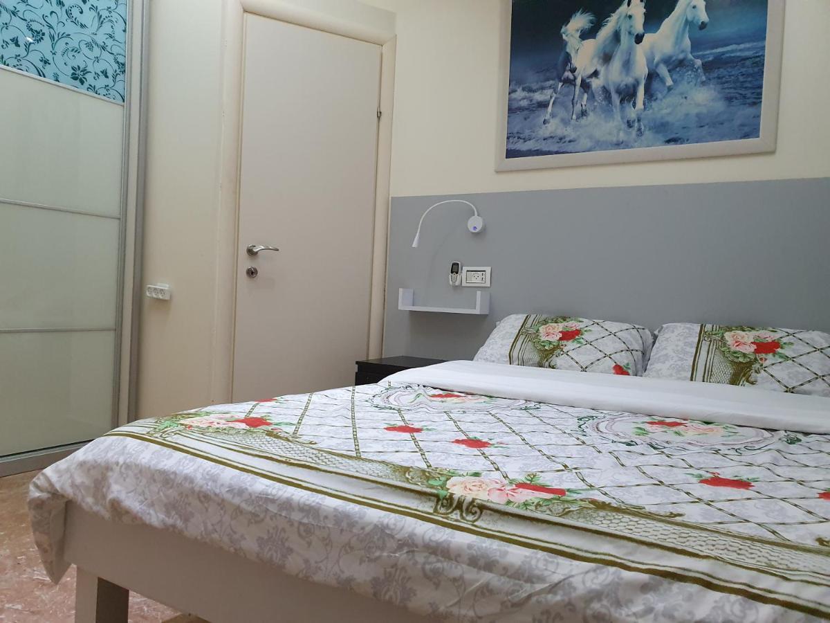 Ezore Yam Apartmens - Elmali'akh St. 4 Bat Yam Bagian luar foto
