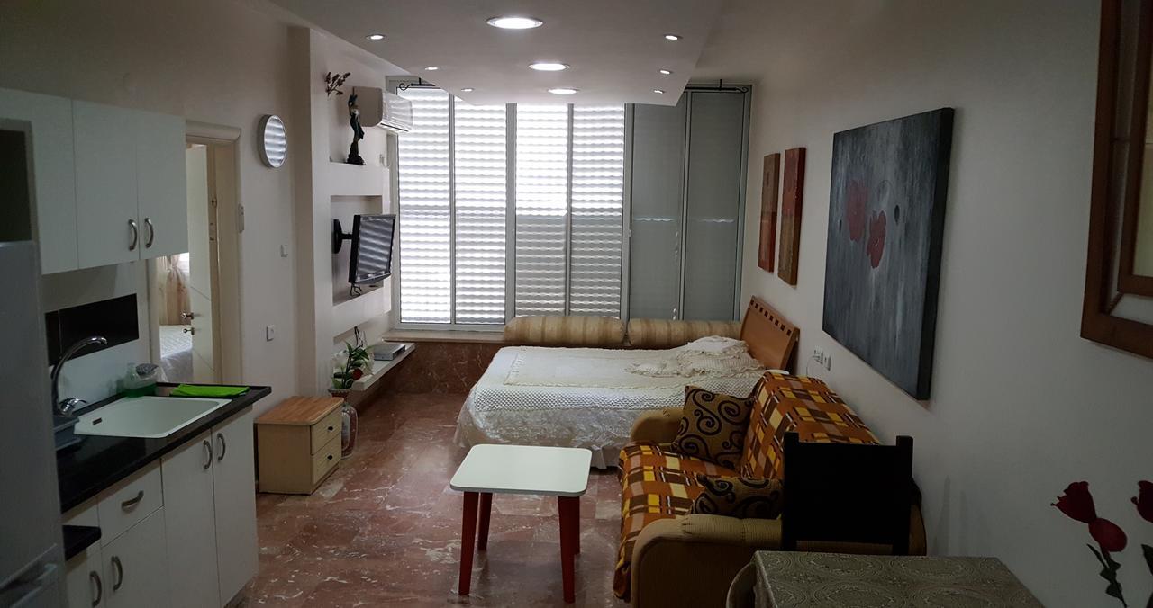 Ezore Yam Apartmens - Elmali'akh St. 4 Bat Yam Bagian luar foto
